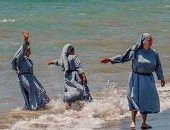 إمام إيطالى يرد على حظر المايوه "البوركينى" بصور ملابس الراهبات بالشواطئ