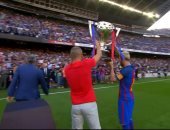 بالصور.. برشلونة يقدم كأس الليجا للجماهير فى لقاء ريال بيتيس