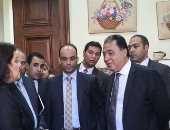بالفيديو والصور.. وزير الصحة يعنف مدير "مركز صحة المرأة" بالإسكندرية