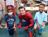 بالصور.. النجم توم هولاند يزور مستشفى للأطفال مرتديا ملابس "سبايدر مان"