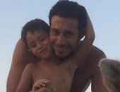 أحمد السعدنى ينشر صورة مع ابنه ويعلق: "أدى الجمل وادى الجمال"