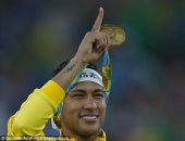 بالفيديو.. نيمار يتشاجر مع مشجع برازيلى بعد الاحتفال بذهبية الأولمبياد