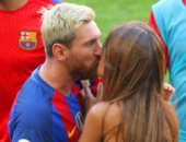 بالصور.. أنطونيلا تكافئ ميسي بـ"قبلة ساخنة" بعد سداسية ريال بيتيس