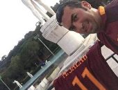  محمد صلاح يهدى تيشيرت روما لطبيب مصرى عقب رباعية أودينيزى