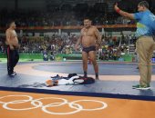 أولمبياد 2016.. بالصور.. مدربا مُصارع منغولى يخلعان "ملط" بعد خسارته