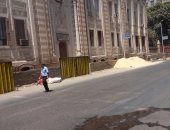 بالصور.. قارئ ينتقد بناء سور حديدى حول وزارة الأوقاف وتشويه المبنى الأثرى
