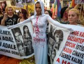 بالصور.. مثليون يطالبون بمواجهة جرائم الكراهية بعد مقتل متحولة جنسيا بتركيا