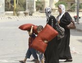 عائلات سورية تغادر " الحسكة " هرباً  من جحيم المواجهات بين الأكراد وجيش الأسد 