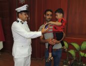 ضباط القاهرة يساعدون أب فى توفير علاج ابنه المصاب بضمور بالأعصاب