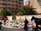 القمامة أمام الوحدة الصحية بالهرم وصناديق الزبالة  " مقلوبة"