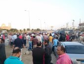 بالصور.. أهالى مدينة السلام بالسويس يقطعون الطريق احتجاجا على قطع المياه