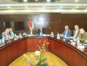 وزير النقل يطالب السكة الحديد والإنتاج الحربى بسرعة إنهاء مشروع تطوير المزلقانات 