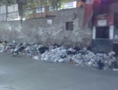 بالصور.. القمامة تحاصر مبنى حى بولاق الدكرور والأهالى يطالبون بتطهيرها