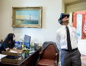 مارك زوكربيرج ينشر صورة لـ"أوباما" أثناء جولته بنظارة الواقع الافتراضى