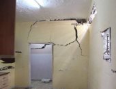 شروخ وتصدعات بمبنى بسبب بناء عقار مخالف فى شارع مسجد الشهاينة بالوراق