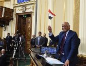 عَلم مصر وشعارات الوحدة الوطنية  فى البرلمان بعد إقرار قانون بناء الكنائس