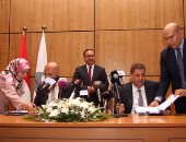 بالصور.. "المصرية للاتصالات" توقع اتفاقية الرخصة الرابعة للمحمول