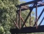 فيديو صادم لطفل لحظة إلقائه فى النهر بواشنطن على يد صديق أمه