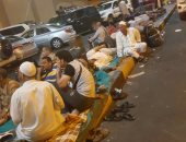 بالصور.. مسافرون يفترشون أرض ميناء سفاجا بعد تأخر إبحار العبارة "الرياض"