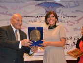 القومى لحقوق الإنسان يبدأ حفل الأعمال الدرامية بتكريم منى زكى لظروف حملها