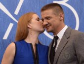 إيمى أدامز تقبل جيرمى رينز فى مهرجان فينسيا 