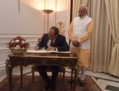 الرئيس السيسي يوقع فى سجل كبار الزوار بقصر حيدر آباد بالهند