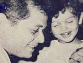 نوستاليجا النجوم.. كريم محمود عبد العزيز ينشر صورة عمرها 31 سنة مع والده