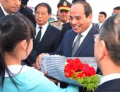 بالفيديو والصور.. لحظة وصول الرئيس السيسي إلى الصين واستقباله بالورود