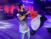 بالصور.. تامر حسنى يرفع علم مصر خلال حفله بمهرجان ليالى قرطاج فى تونس