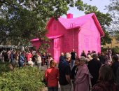 بالصور.. لاجئات سوريات يشاركن فى تجميل "البيت الوردى" فى فنلندا