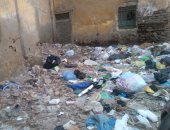 بالصور.. سكان شارع المحكمة بقليوب يشكون من تراكم القمامة
