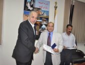 بالصور.. محافظ الوادى الجديد يكرم القافلة الطبية البيطرية لجامعة أسيوط