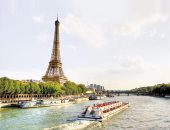 الباريسيون يشاهدون السينما من قوارب على نهر السين