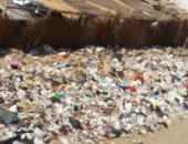 بالصور.. تراكم القمامة خلف مطاحن الطالبية بشارع فيصل