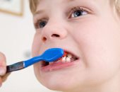 4 خطوات للحفاظ على أسنان طفلك.. أهمها تقليل المعجون