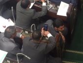 بالفيديو.. النائب على عبد الونيس يلتقط "سيلفى" بالجلسة الختامية بمجلس النواب