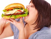 دراسة: النساء أكثر  عرضة للاضطرابات الغذائية بسبب القلق 