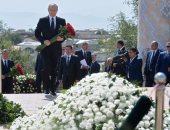 بالصور.. بوتين يضع إكليلا من الزهور على قبر الرئيس الأوزبكى إسلام كريموف