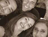 نيللى كريم تنشر صورة جديدة مع أصدقائها بـ"فينيسيا السينمائى"