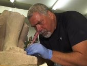 بالصور.. إسرائيل تعثر على رجل تمثال للملك "نيفرو" وتضعه فى متحفها