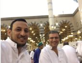 عمرو الليثى ينشر صورة له أمام المسجد النبوى على "تويتر"