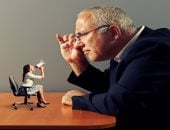 7 نصائح للتعامل مع رئيسك المصاب بالـ"إيجو"..أهمها اضحك على نكته السخيفة