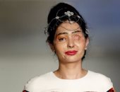 بالصور.. هندية تشارك بعرض أزياء بنيويورك بعد أن فقدت عينها