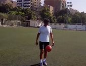 خالد النبوى يتدرب على كرة القدم "على تويتر" : صباح الرياضة