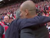 ديربى مانشستر.. شاهد "عناق" مورينيو وجوارديولا بعد الصلح
