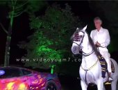 بالفيديو.. العالمى "بوتشيلى" يرقص بالحصان بجوار سيارة "شاليمار الشربتلى"