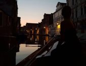 نيللى كريم فى جولة سياحية بالممرات المائية فى البندقية شمال إيطاليا