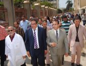 رئيس جامعة المنصورة يتفقد ممر الطوارىء الجديد لمرور سيارات الإسعاف