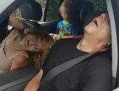 شرطة أمريكا تنشر صورة صادمة لطفل يحدق بوالديه "المنتشيين" من المخدرات