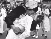 وفاة صاحبة أشهر قبلة احتفالا بانتهاء الحرب العالمية الثانية